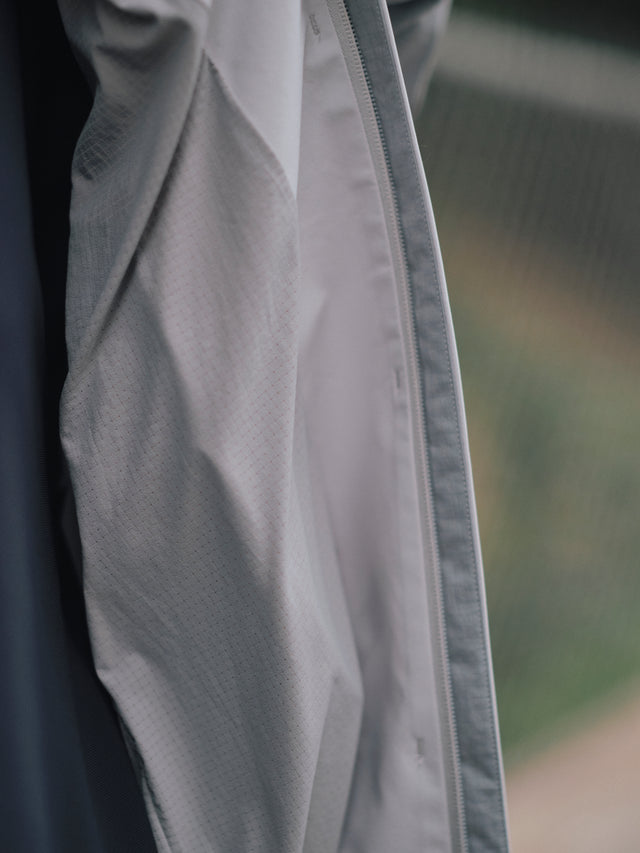 SEIZE - HYBRID PRIMEFLEX™ SHELL JACKET - FAIR-FACED CONCRETE